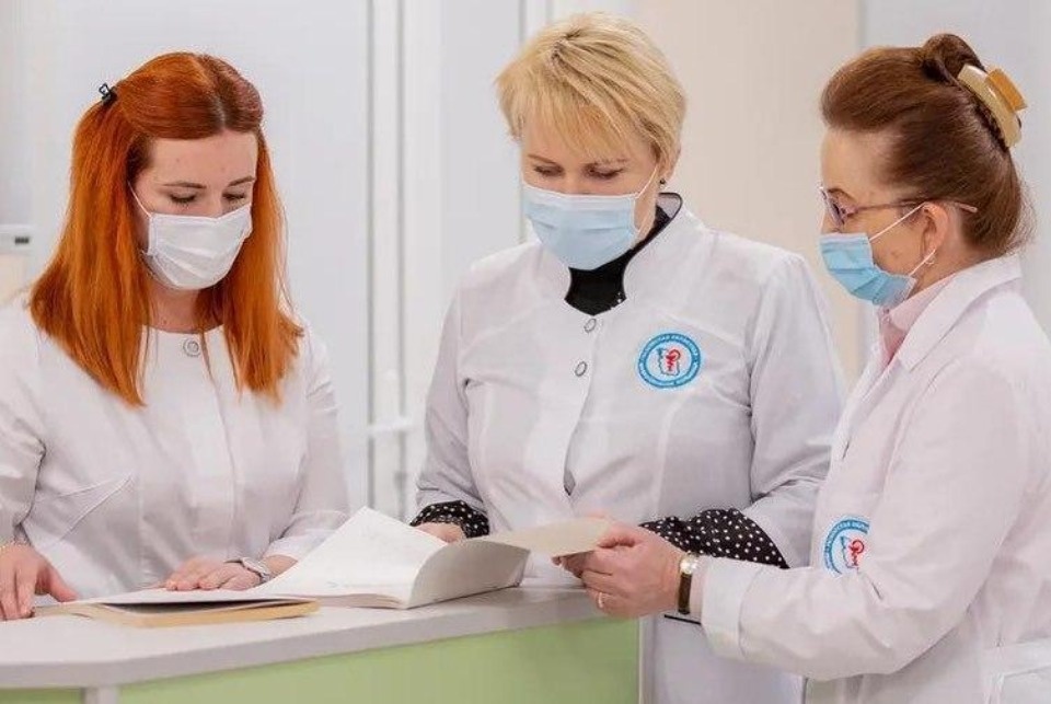 Сотрудники заразились коронавирусом в пяти медучреждениях Псковской области