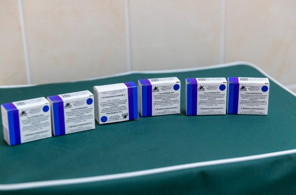 Прививку от коронавируса сделали медработники детской поликлиники Пскова