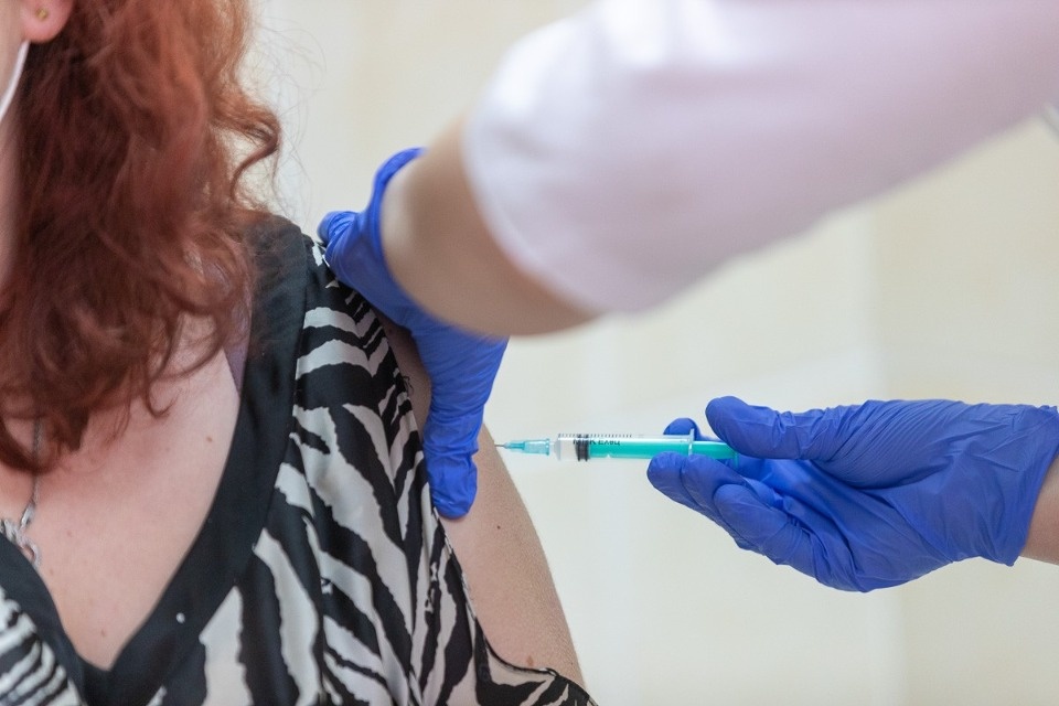 Прививку от коронавируса сделали медработники детской поликлиники Пскова