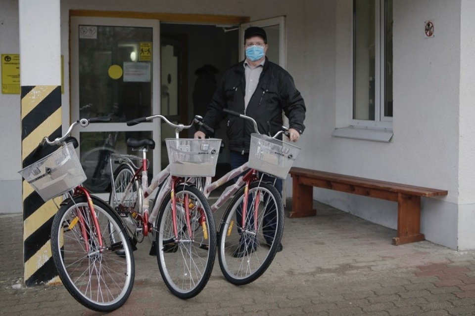 Соцработники Псковской области получили велосипеды