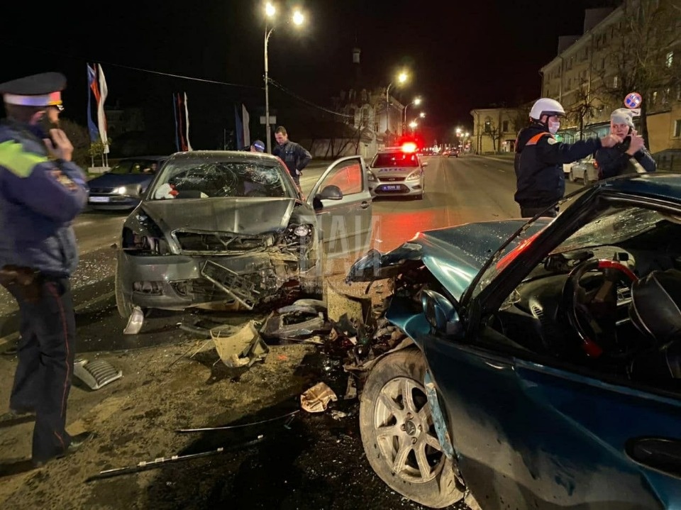 В Пскове произошло лобовое столкновение двух машин