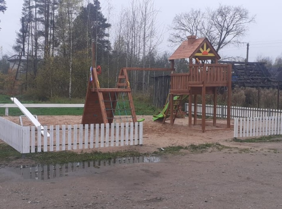 В дновской деревне установили сразу две площадки для игр и занятий спортом В дновской деревне установили сразу две площадки для игр и занятий спортом