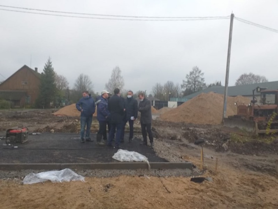 Благоустройство общественной территории в Изборске выполнено на 70%