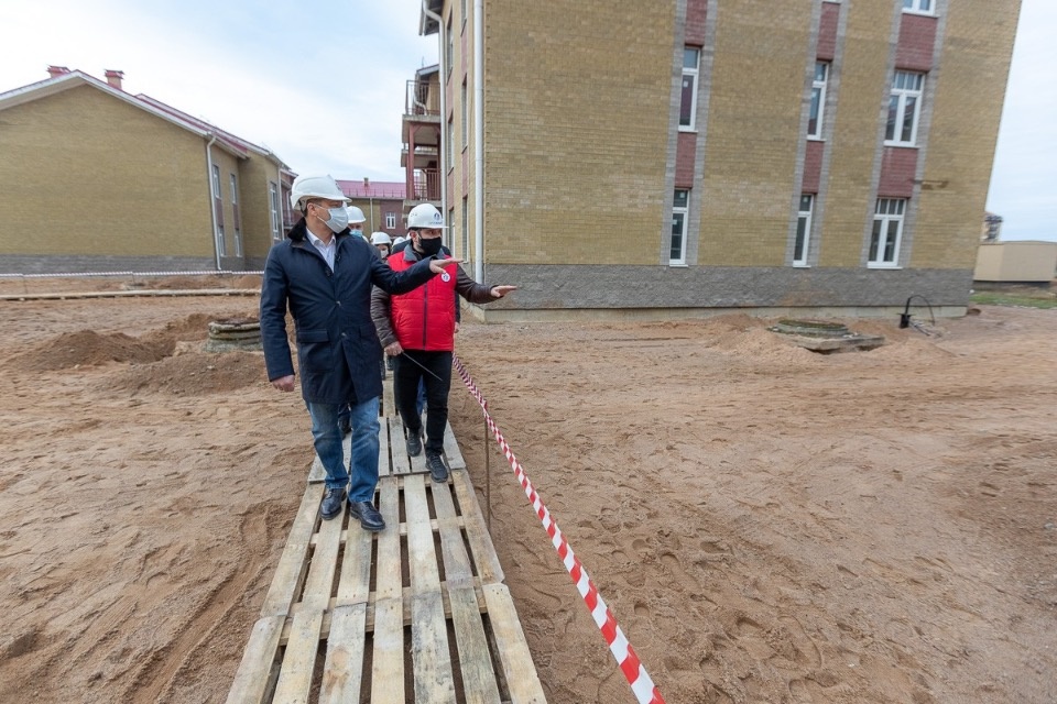 Михаил Ведерников поручил увеличить темпы строительства соцгородка в Пскове