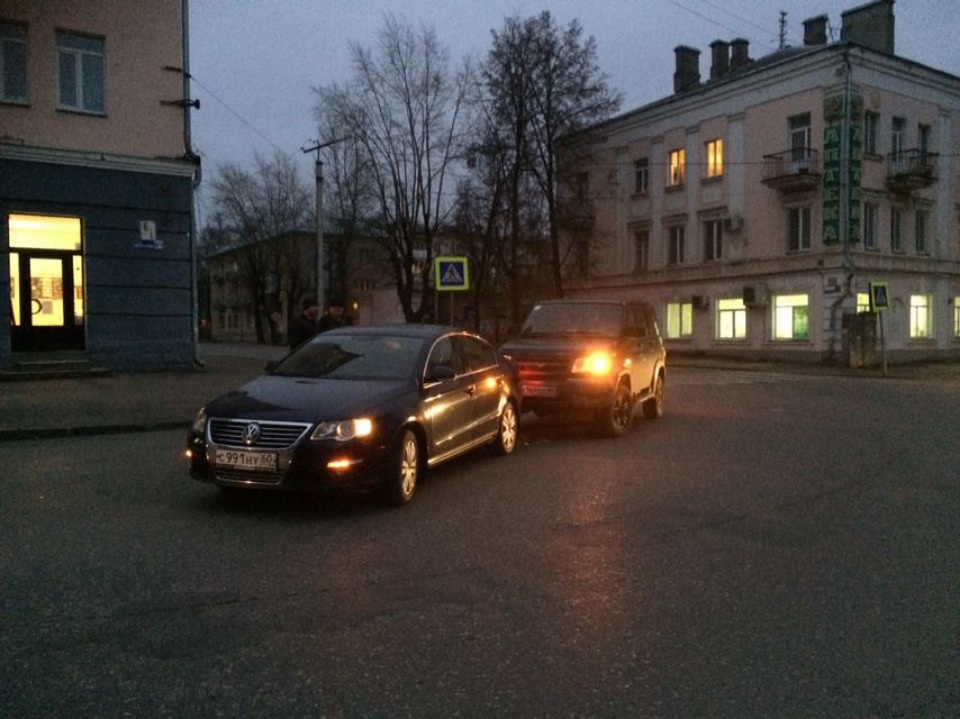 Иномарка врезалась в дерево на улице Ботвина в Великих Луках Иномарка врезалась в дерево на улице Ботвина в Великих Луках