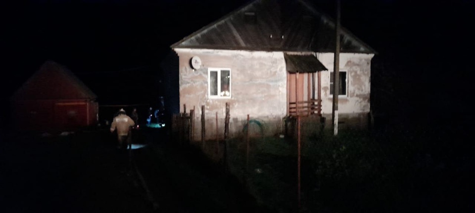 Пожарные ликвидировали задымление в деревне Подоклинье Порховского района