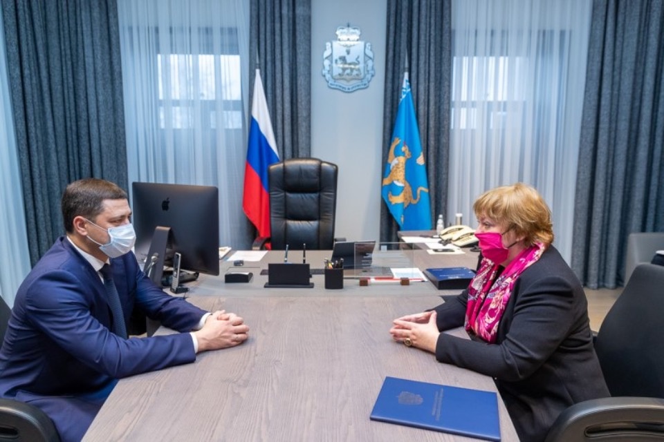 Михаил Ведерников поздравил с 30-летием региональное отделение Союза женщин России