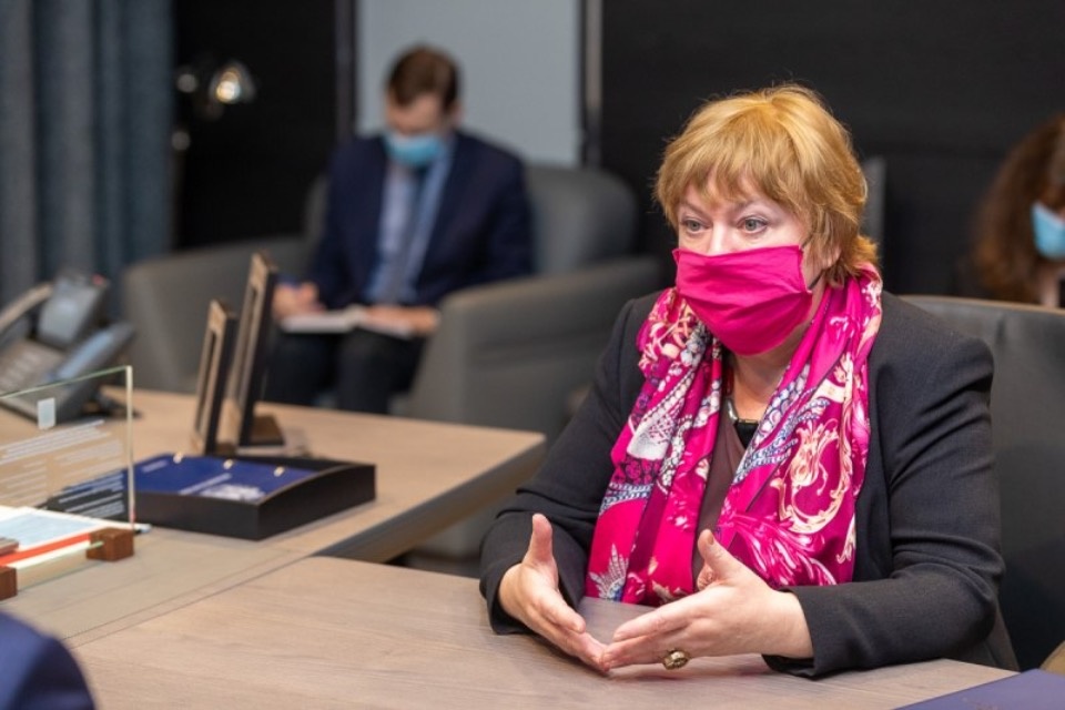 Михаил Ведерников поздравил с 30-летием региональное отделение Союза женщин России