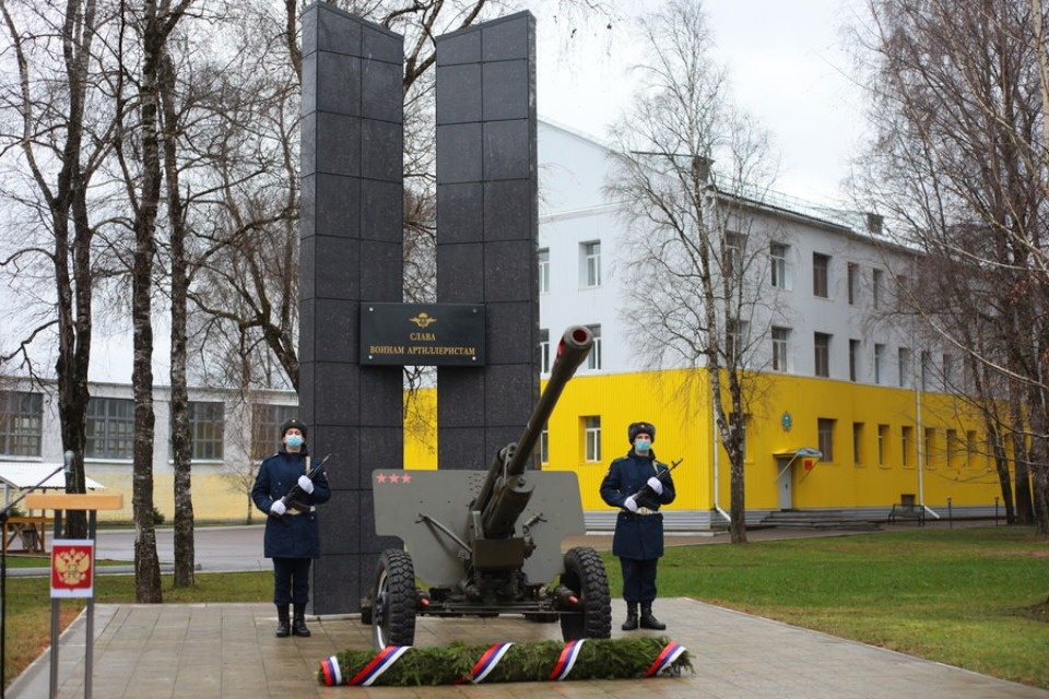 В Пскове отметили 102 годовщину со дня образования артиллерийского полка Псковского соединения ВДВ В Пскове отметили 102 годовщину со дня образования артиллерийского полка Псковского соединения ВДВ