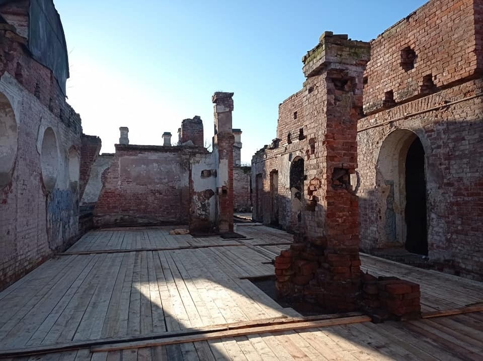 Второй этаж усадьбы в Волышово расчистили и закрыли настилами