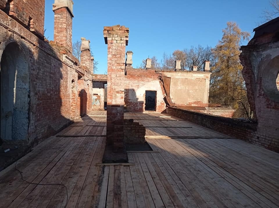 Второй этаж усадьбы в Волышово расчистили и закрыли настилами