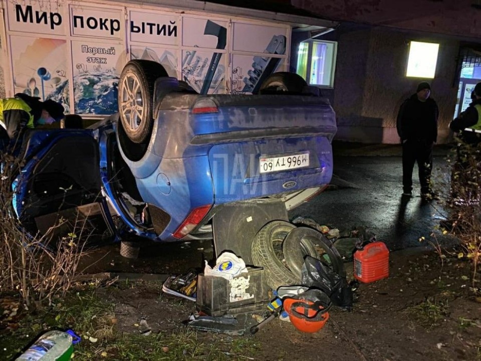 В Пскове на Рижском проспекте опрокинулся автомобиль, его водитель и пассажир сбежали В Пскове на Рижском проспекте опрокинулся автомобиль, его водитель и пассажир сбежали