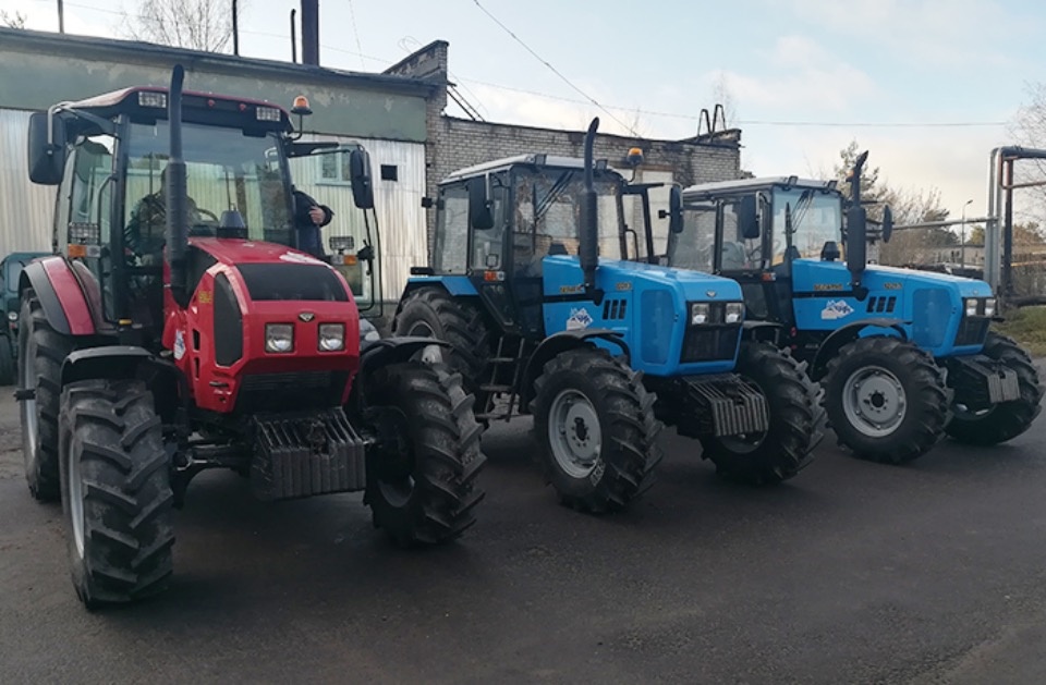 В Псковский агротехнический колледж поступили три новых трактора