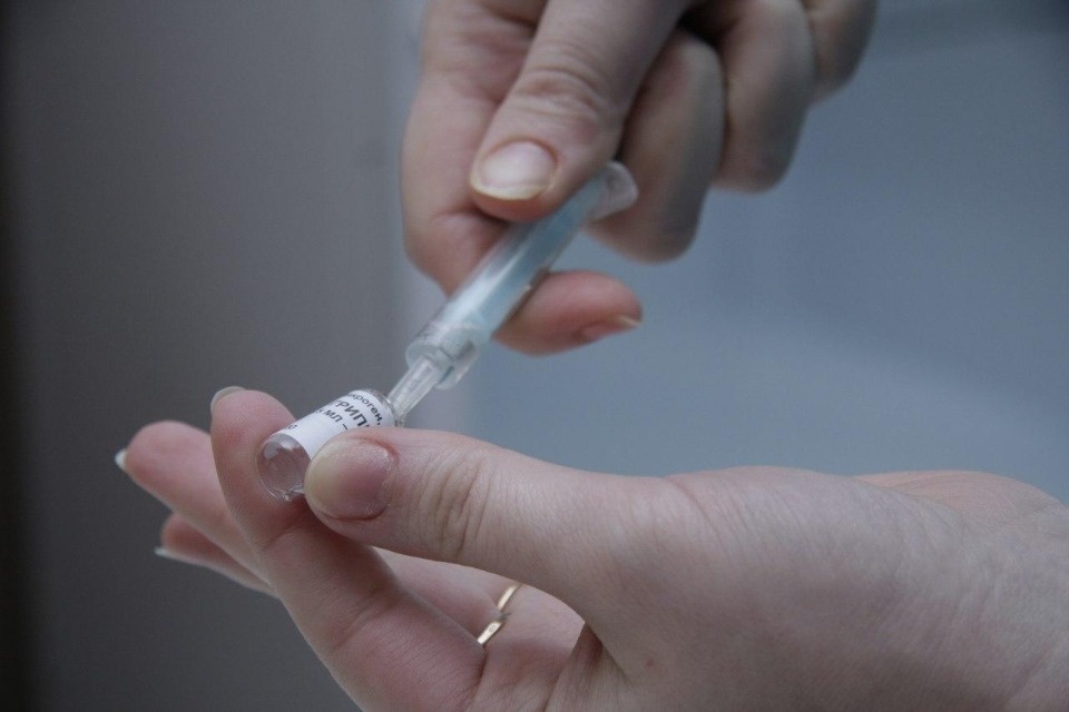 Эксперт: Прививка от гриппа поможет организму быстрее справиться с коронавирусом