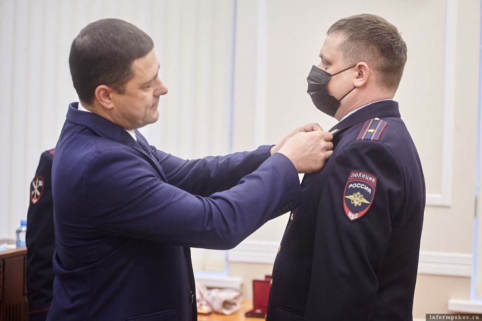 Государственных и ведомственных наград удостоены сотрудники УМВД России по Псковской области