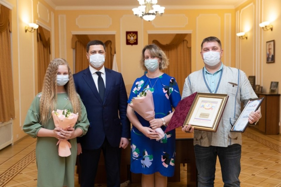   Диплом конкурса «Семья года» вручил губернатор Юлии и Константину Абабковым