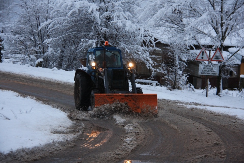 Сильный снегопад оставил жителей Куньинского района без света и воды 