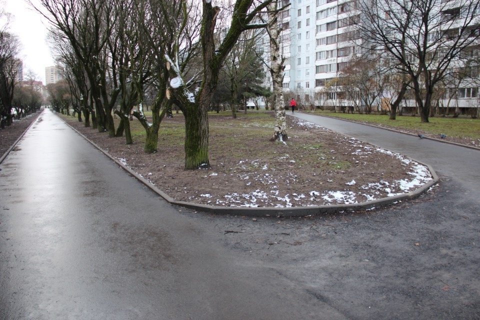 Тротуары вдоль улицы Юбилейной в Пскове отремонтировали впервые с момента строительства