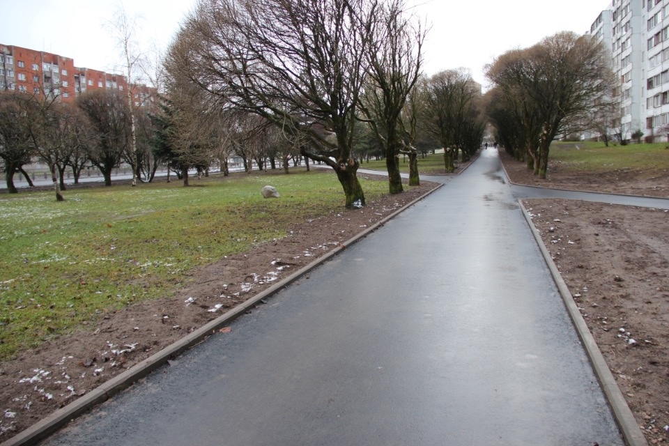 Тротуары вдоль улицы Юбилейной в Пскове отремонтировали впервые с момента строительства