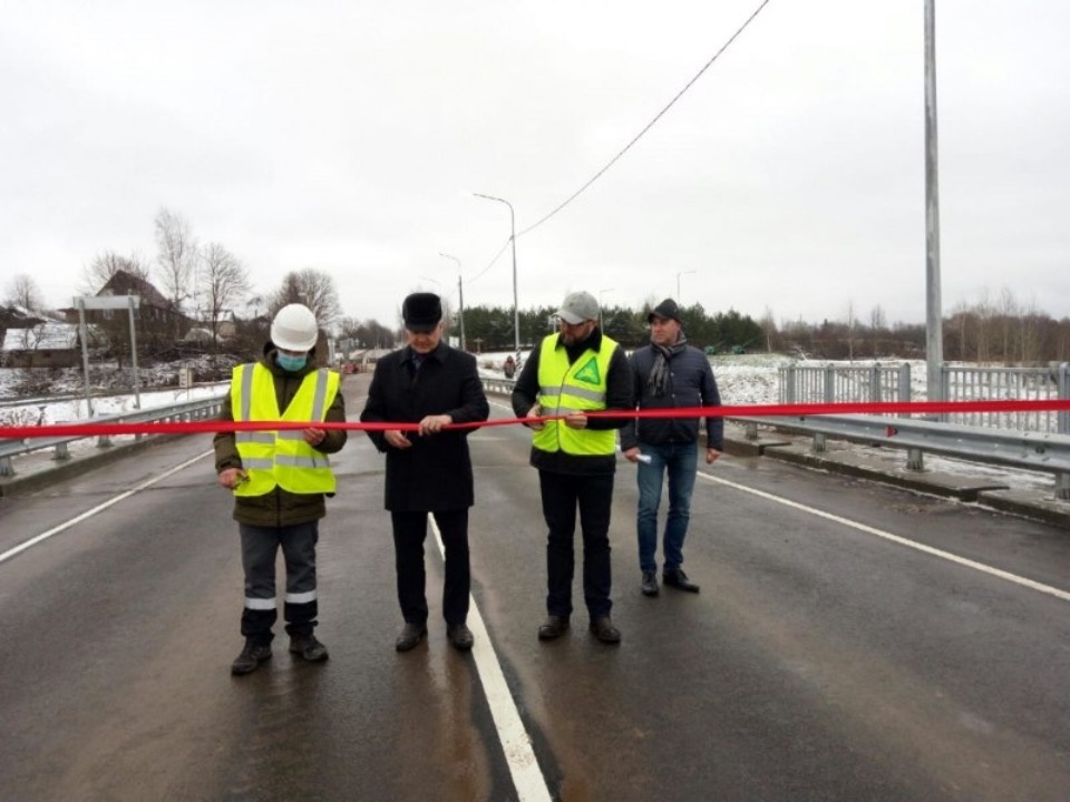 По новому мосту через реку Шелонь открыли движение в Дедовичском районе По новому мосту через реку Шелонь открыли движение в Дедовичском районе