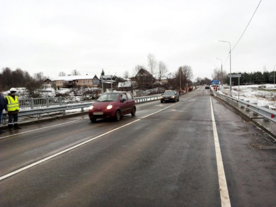 По новому мосту через реку Шелонь открыли движение в Дедовичском районе По новому мосту через реку Шелонь открыли движение в Дедовичском районе