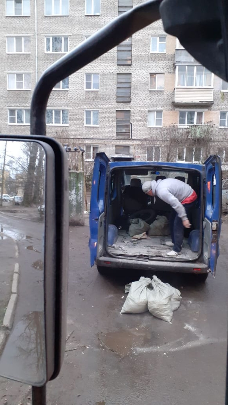 В Пскове незаконно выгрузили строительный мусор на контейнерную площадку