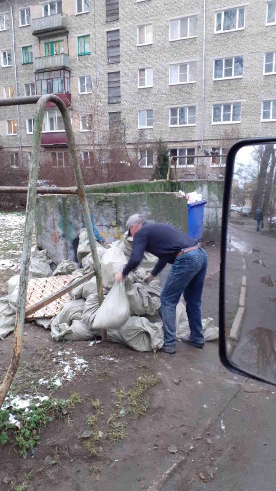 В Пскове незаконно выгрузили строительный мусор на контейнерную площадку