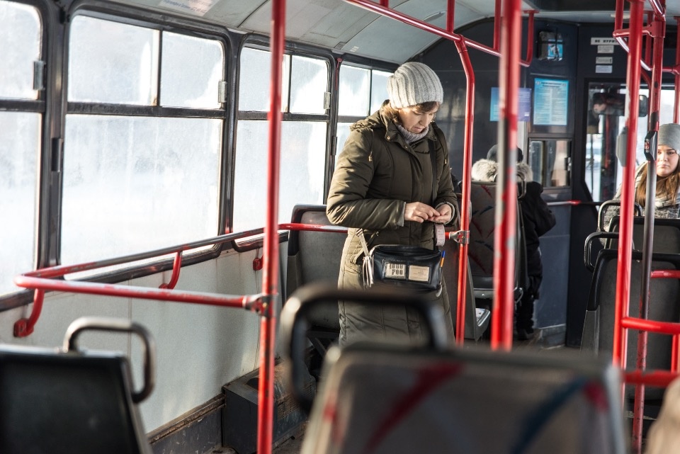 В псковских автобусах введут бесконтактную систему оплаты из-за нехватки кондукторов