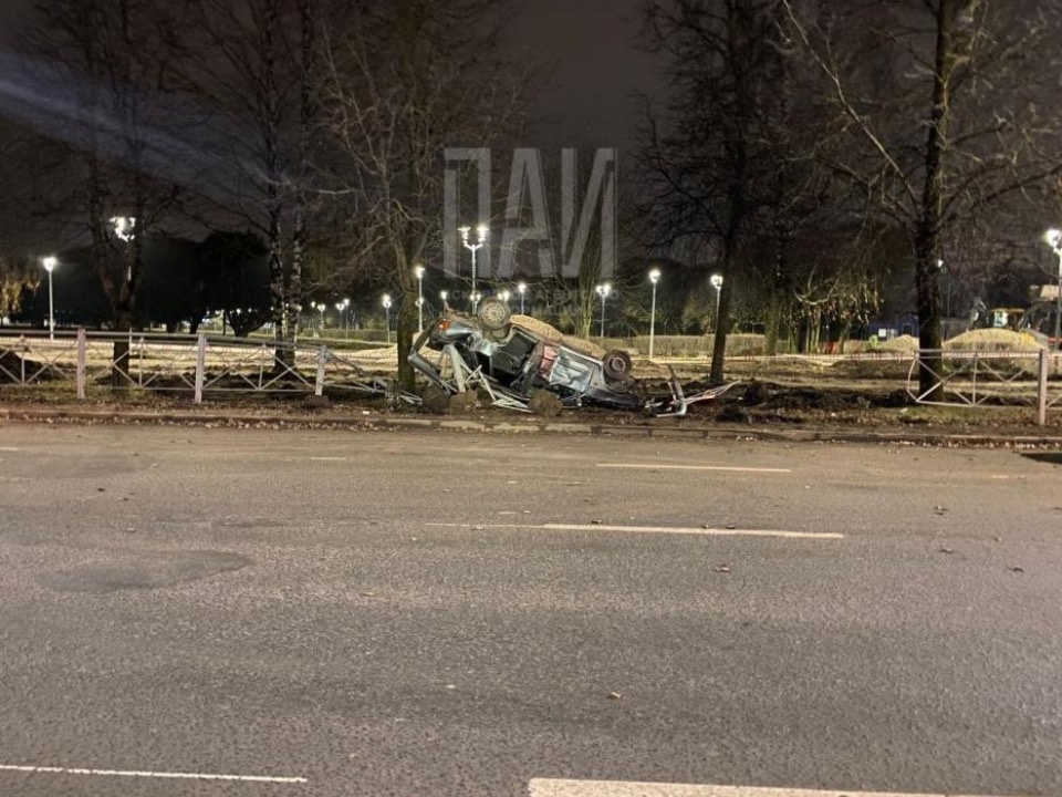 Пьяный водитель перевернул ВАЗ с четырьмя пассажирами в Пскове