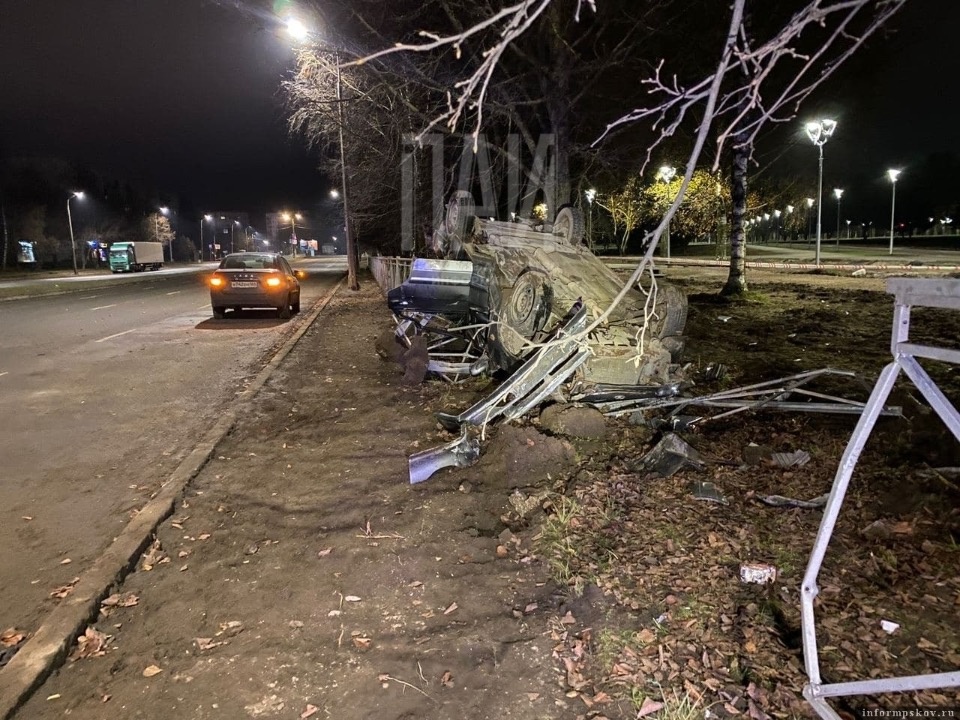 Пьяный водитель перевернул ВАЗ с четырьмя пассажирами в Пскове