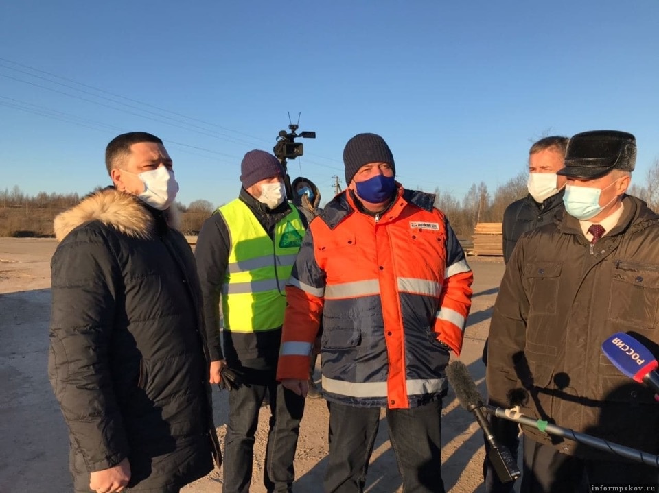 Михаил Ведерников оценил ремонт моста через реку Шелонь 