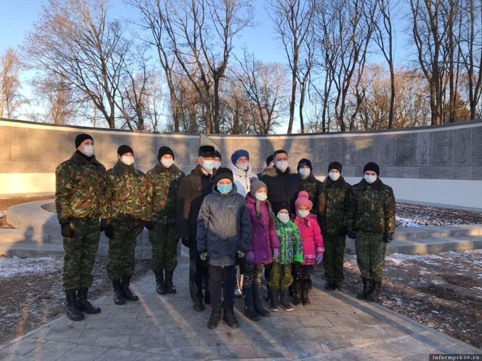 Михаил Ведерников оценил ремонт моста через реку Шелонь 