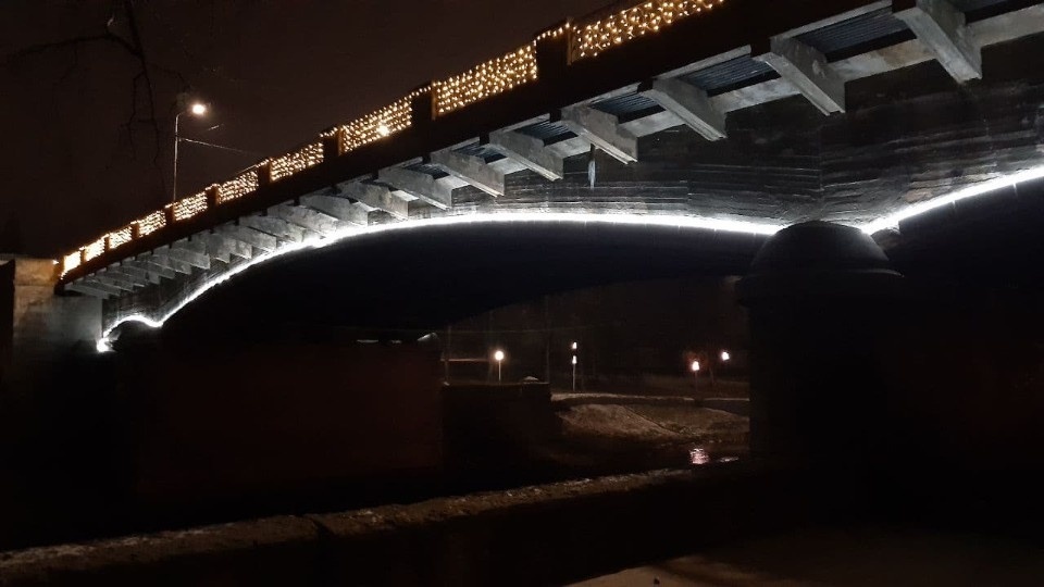 Вандалы повредили новогоднюю иллюминацию на Троицком мосту в Пскове Вандалы повредили новогоднюю иллюминацию на Троицком мосту в Пскове