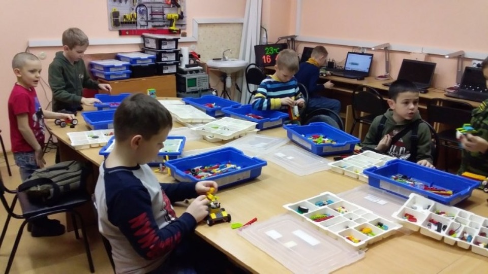 160 новых мест для детей появилось в Великолукском центре техтворчества