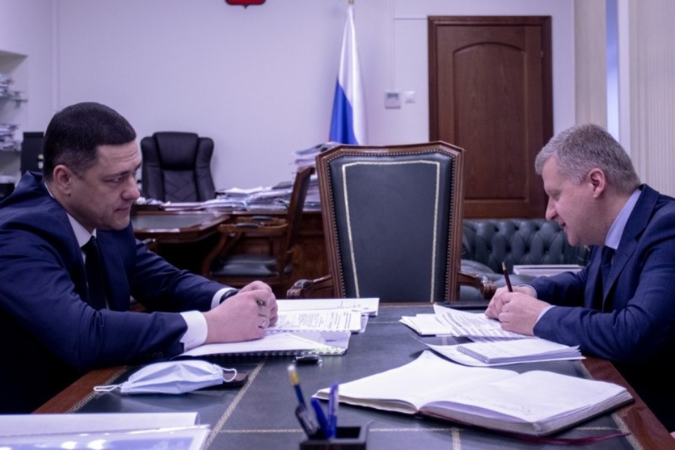 Строительство новых школ и реконструкцию имеющихся обсудил Михаил Ведерников в Минпросвещения