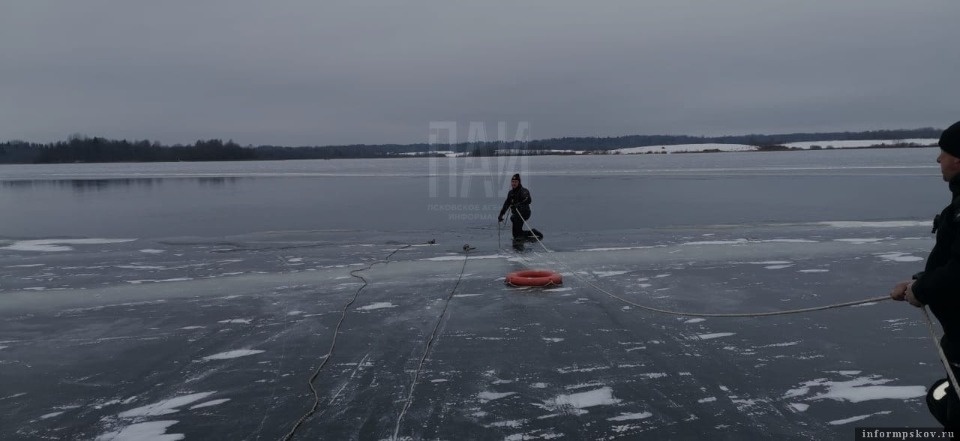 Псковские водолазы ищут провалившихся под лёд в машине рыбаков 