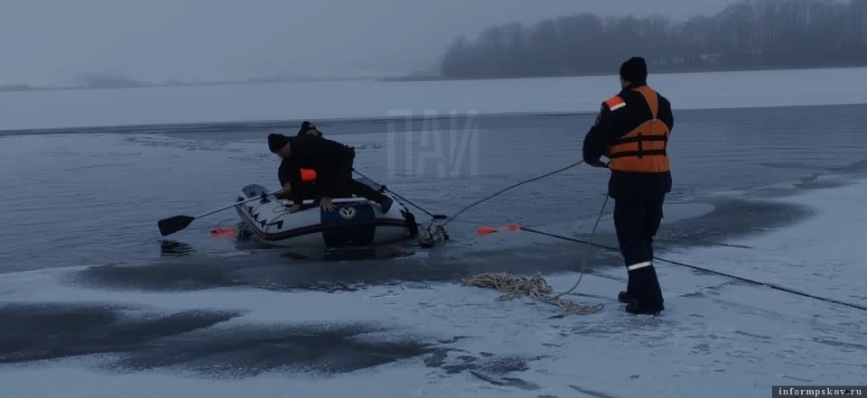 Подняты тела рыбаков, провалившихся в машине под лёд озера в Новосокольническом районе