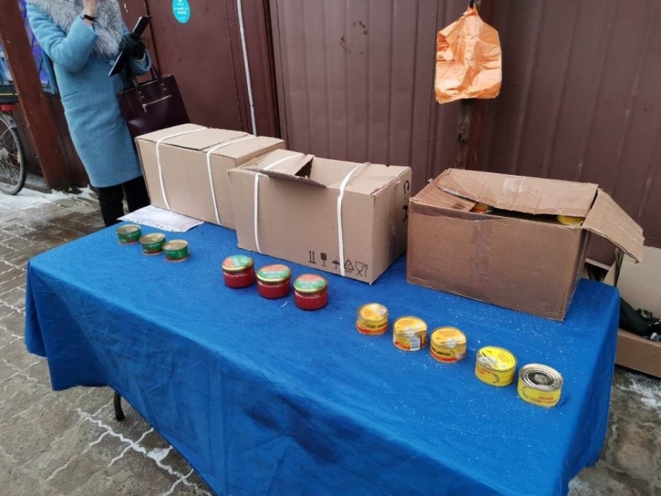 Почти 500 банок красной икры изъяли полицейские на рынке в Пскове 