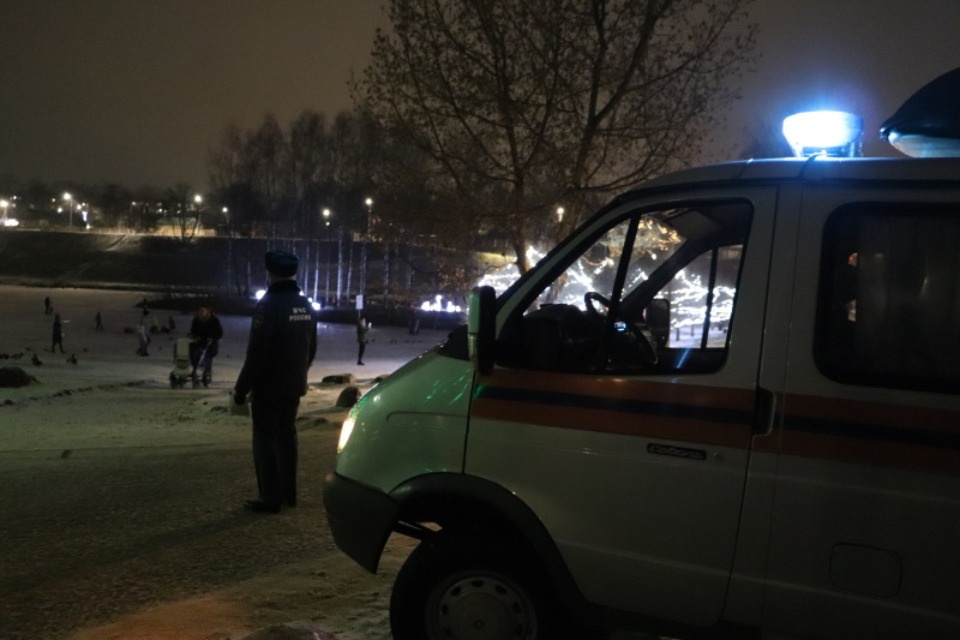 Рейды МЧС по недопущению выхода на лед проходят в Псковской области