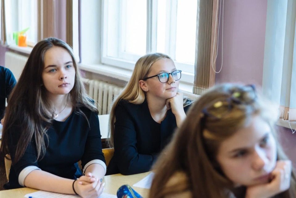 Десять молодых педагогов Псковской области получат премию в 100 тысяч рублей