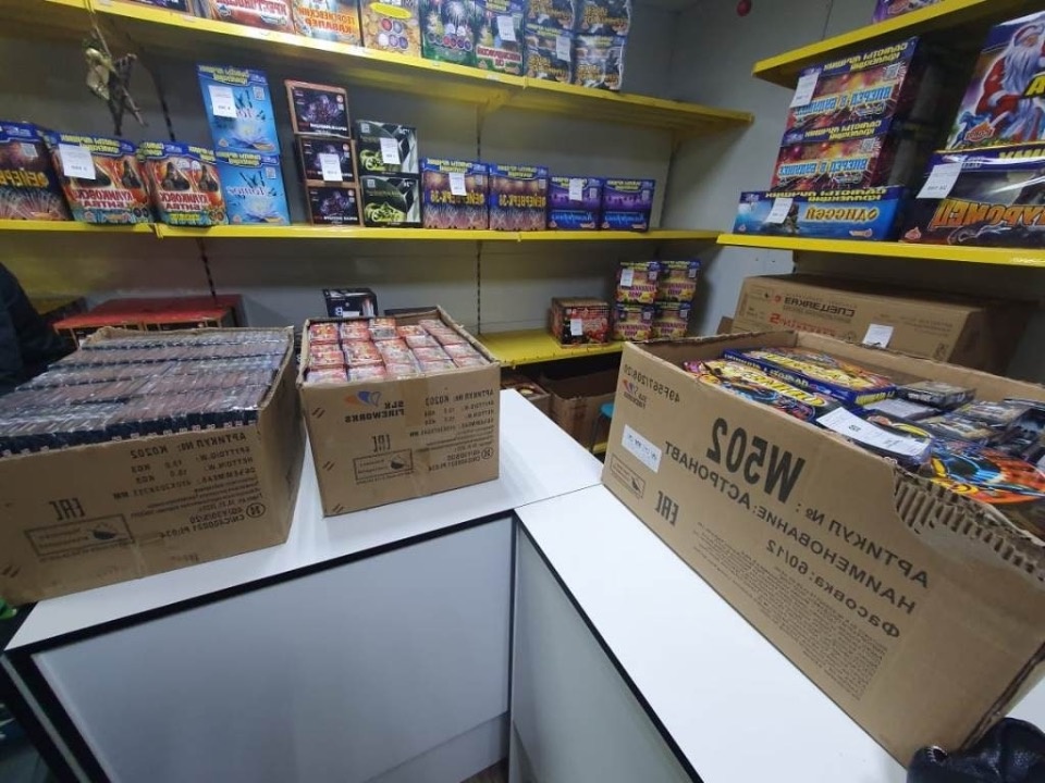 Более 14 тысяч пиротехнических изделий без документов изъяли полицейские в Пскове