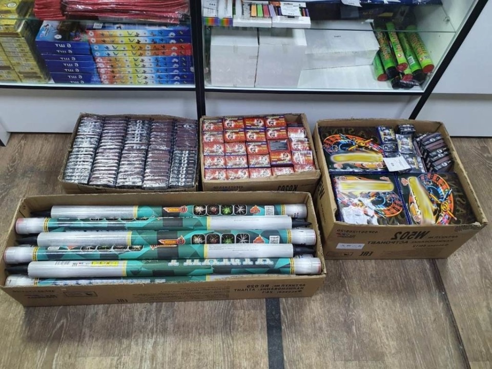 Более 14 тысяч пиротехнических изделий без документов изъяли полицейские в Пскове
