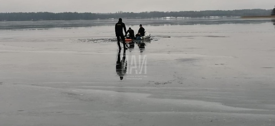 Тело утонувшего мужчины извлекли из озера в Невельском районе