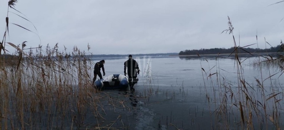 Тело утонувшего мужчины извлекли из озера в Невельском районе