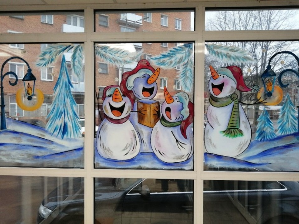 Псковичка разрисовывает к Новому году окна магазинов Псковичка разрисовывает к Новому году окна магазинов