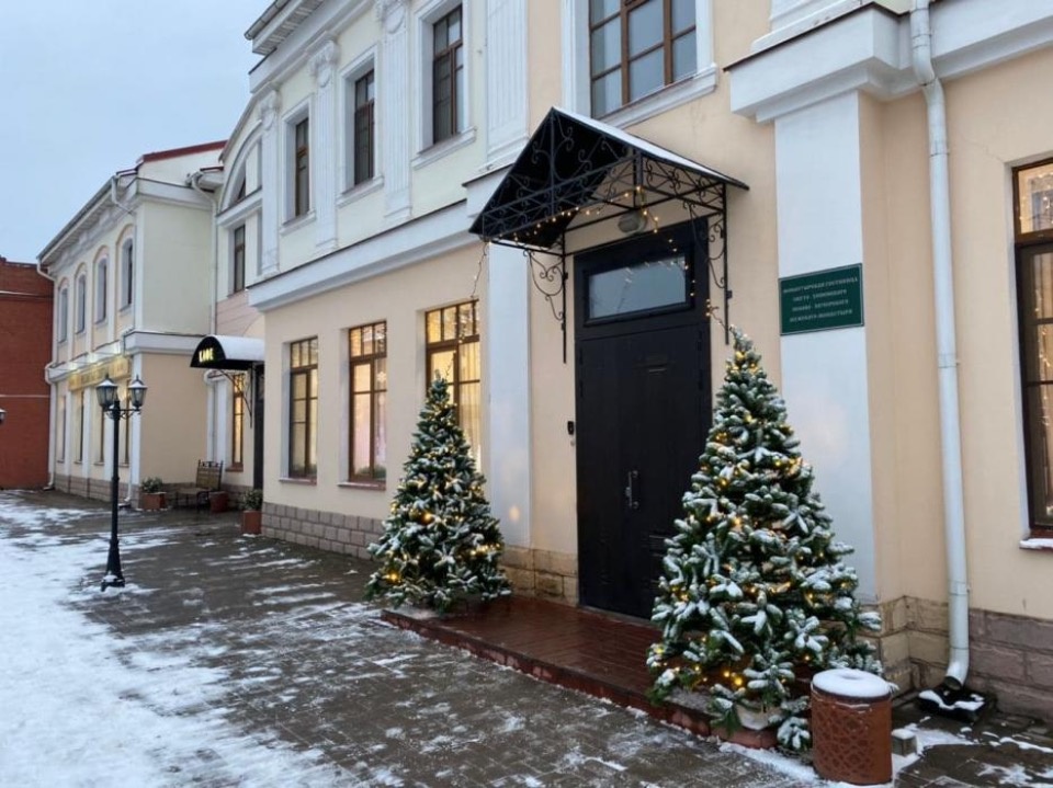 В преддверии Рождества в Псково-Печерском монастыре организуют катание на верблюдах и лошадях 