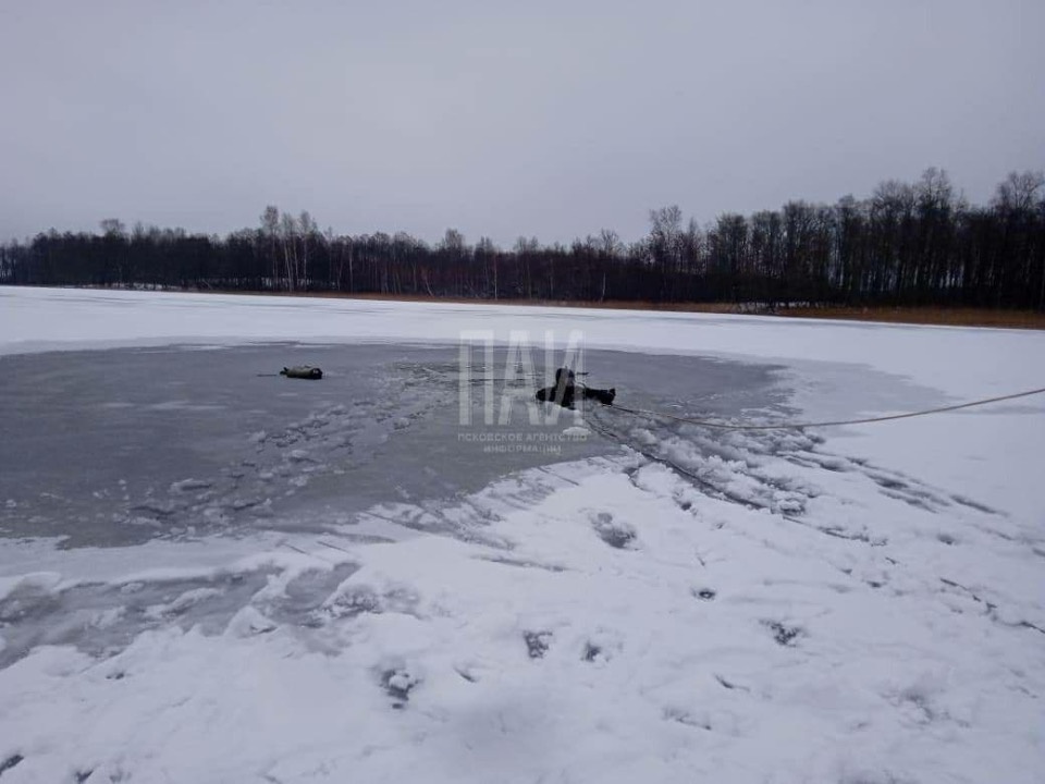 Водолазы извлекли из озера в Новосокольническом районе труп мужчины 
