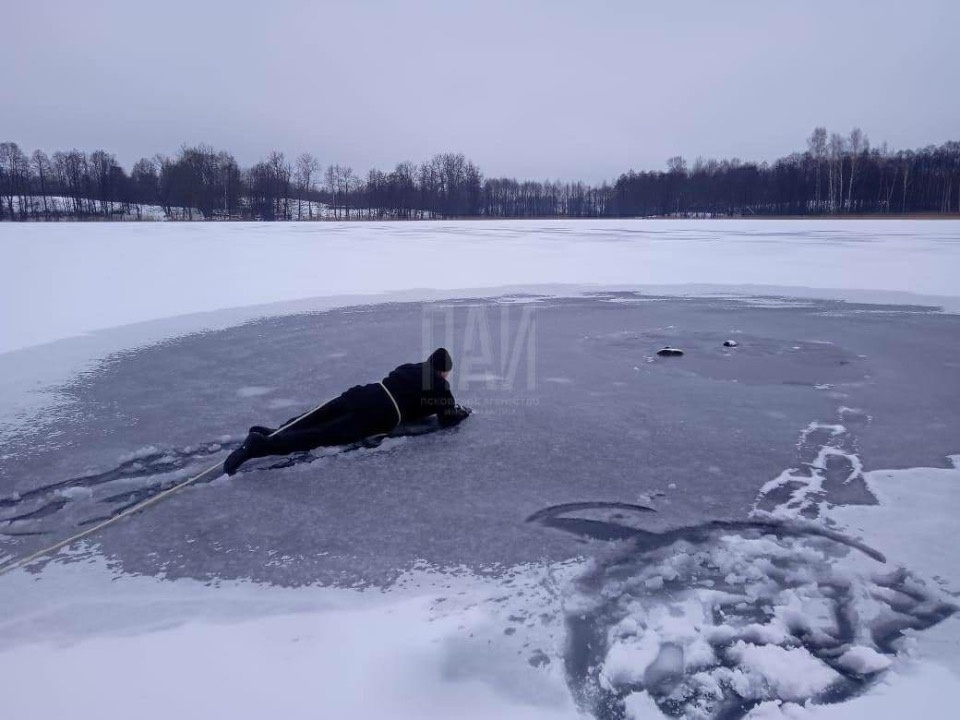 Водолазы извлекли из озера в Новосокольническом районе труп мужчины 