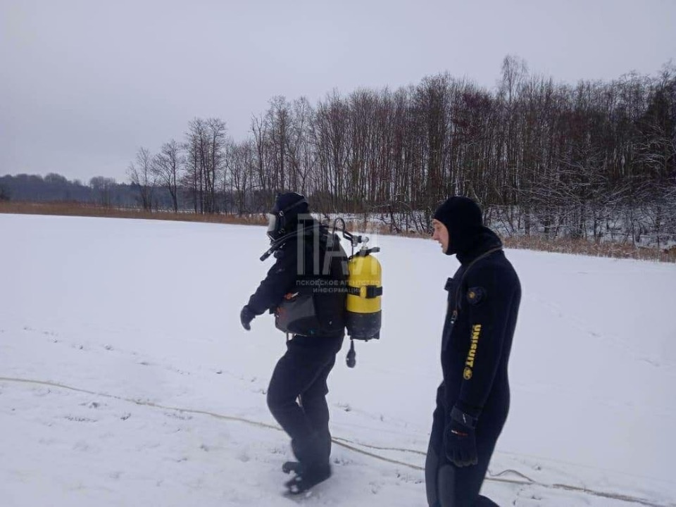 Водолазы извлекли из озера в Новосокольническом районе труп мужчины 