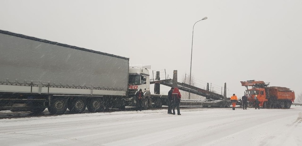 Сегоуборщик врезался в автовоз у границы с Эстонией в Печорах Сегоуборщик врезался в автовоз у границы с Эстонией в Печорах